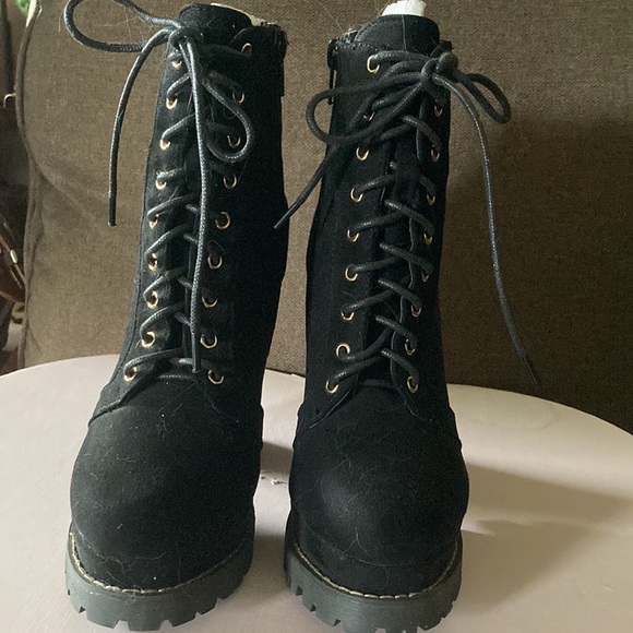 Lace up boots - Picture 2 of 3